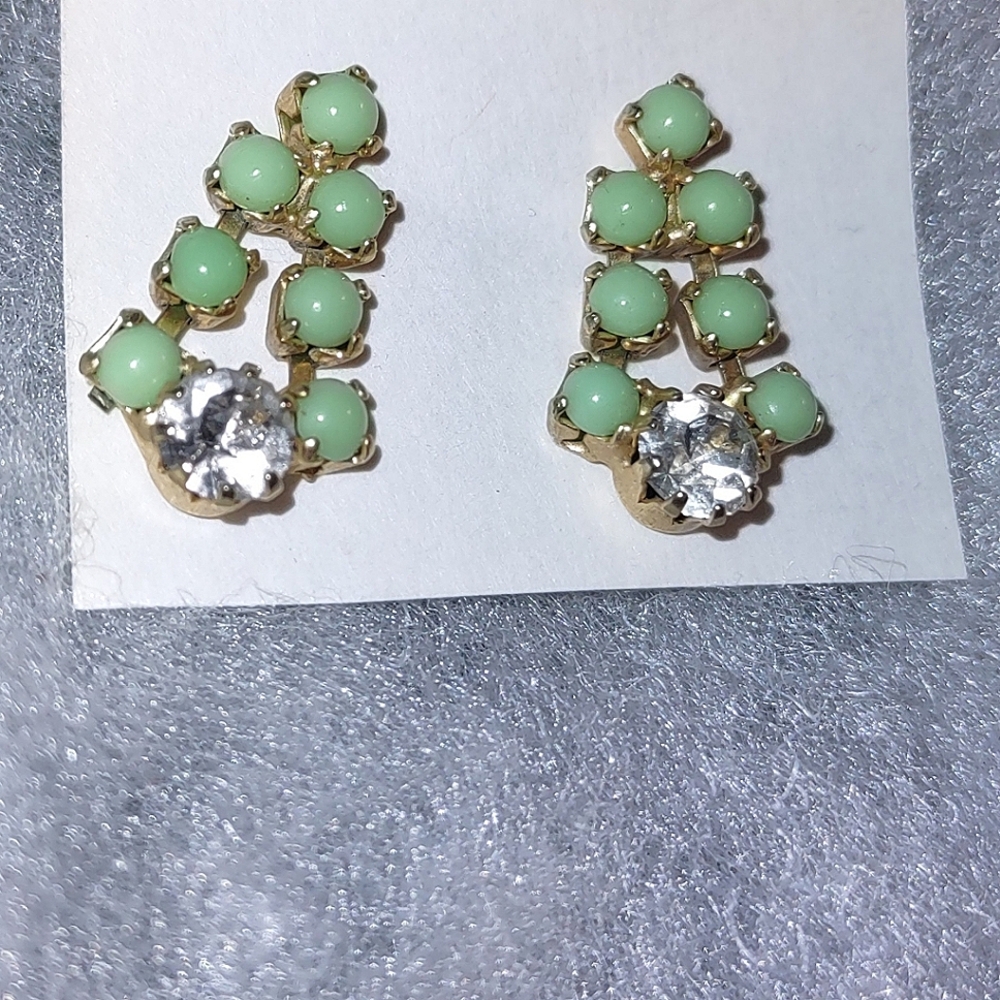 Vintage Earrings: Elegant Light Green Stones in Gold metal. Retro